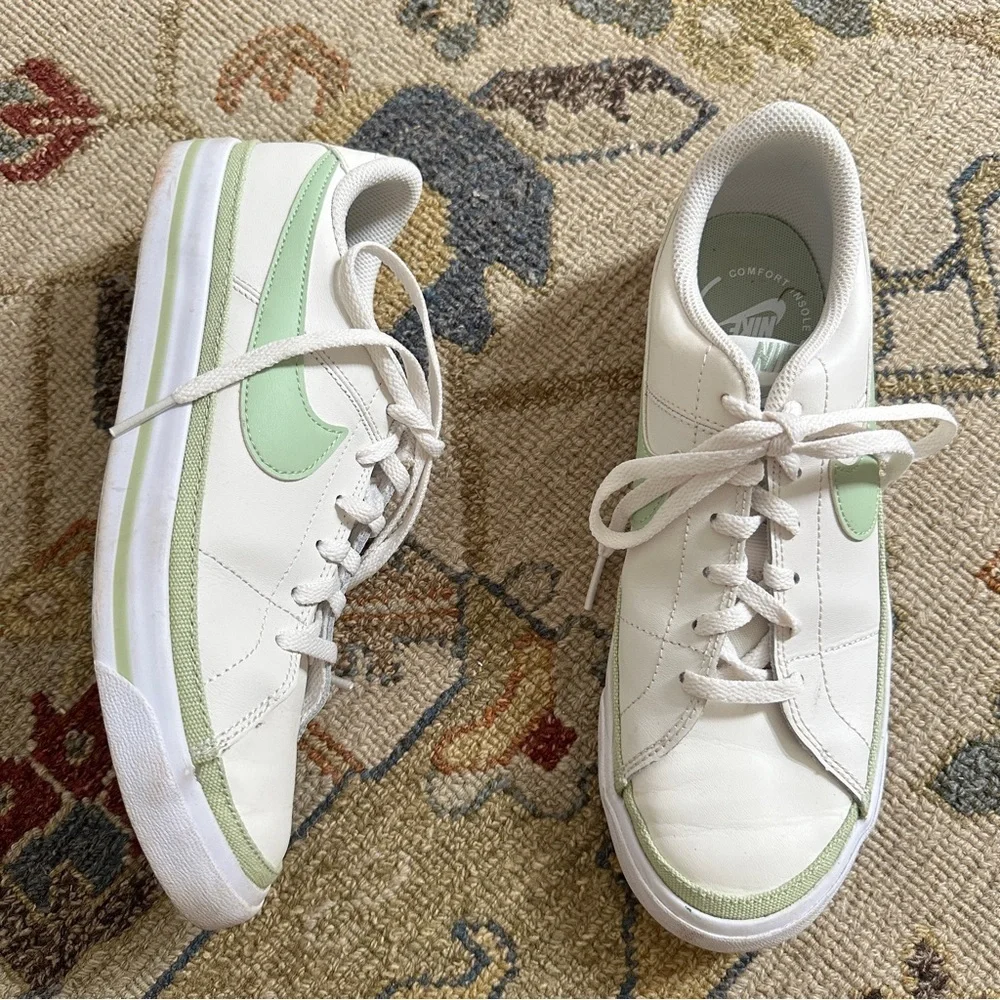 Girls Nike Tennis Shoes Sz 6.5Y